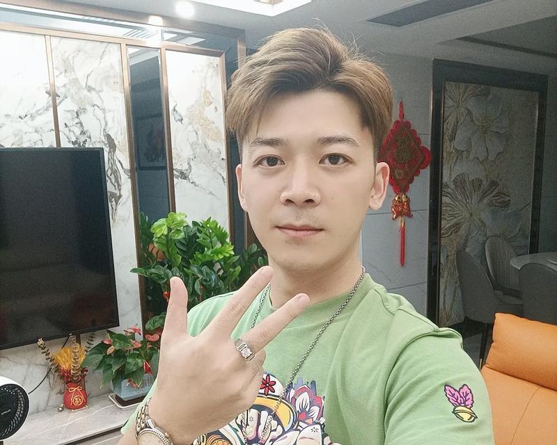 如何以靓仔男孩出装铭文搭配攻略（打造个人风格，展现自信魅力）